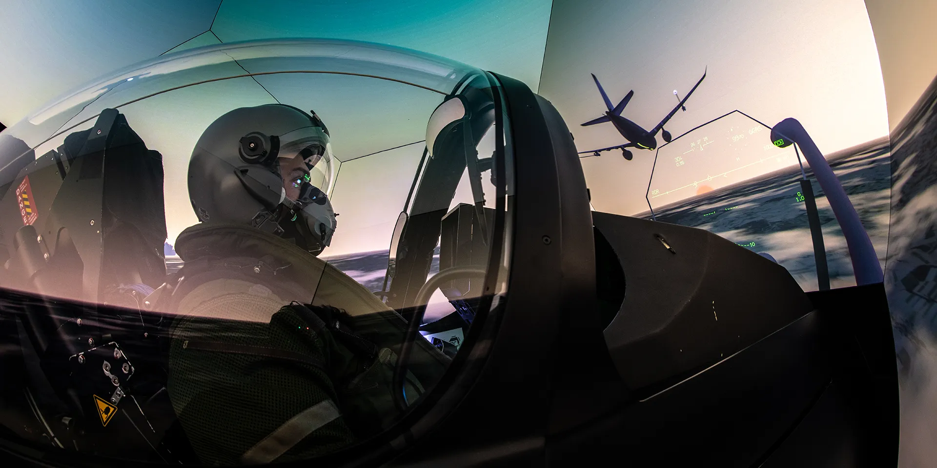 Personne effectuant une simulation de vol en équipement.