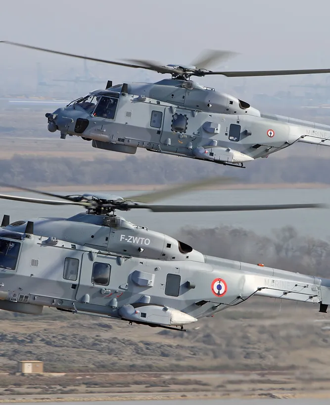 Hélicoptères de combat en vol.