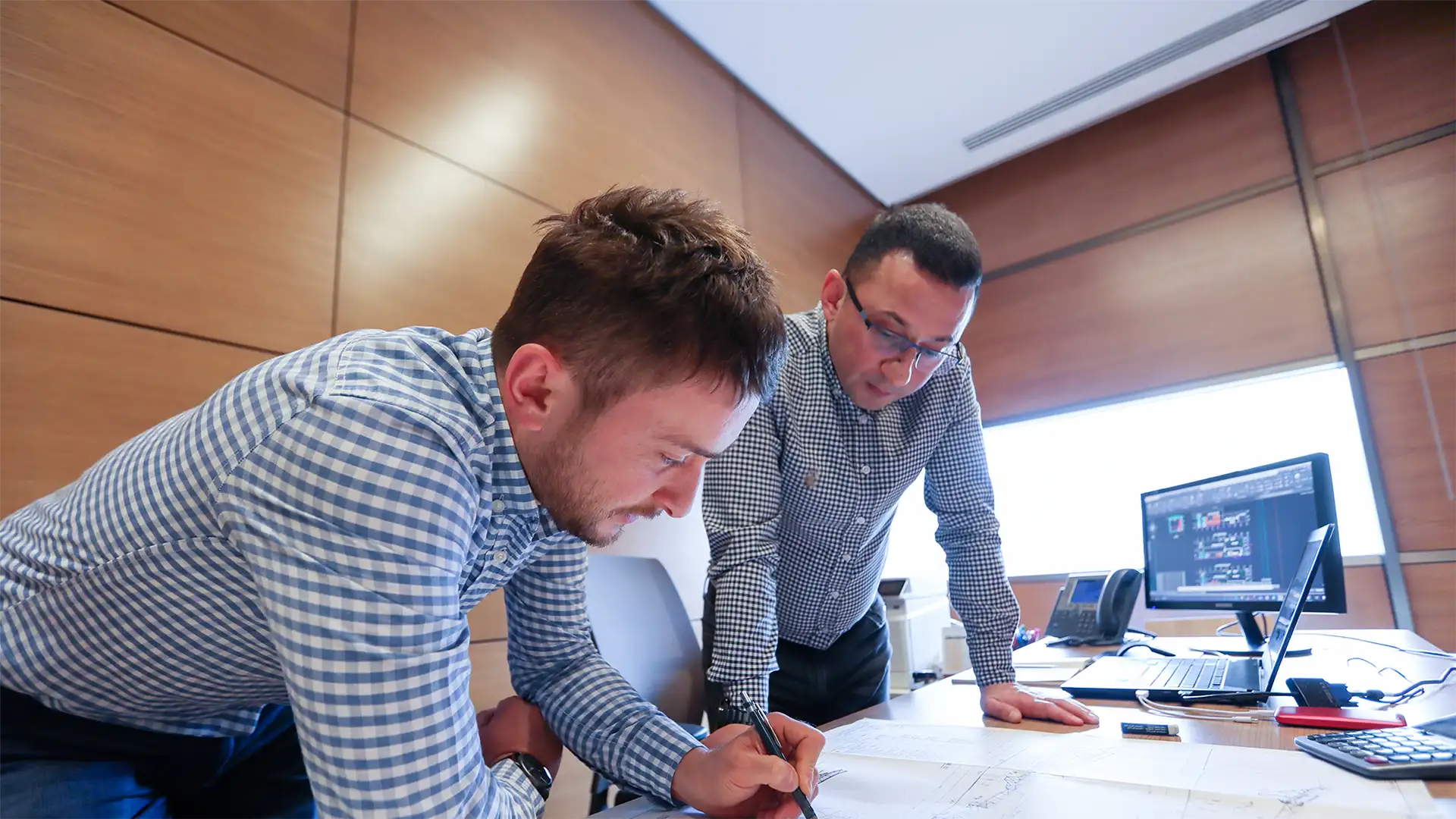 Ingénieurs travaillant sur un plan.