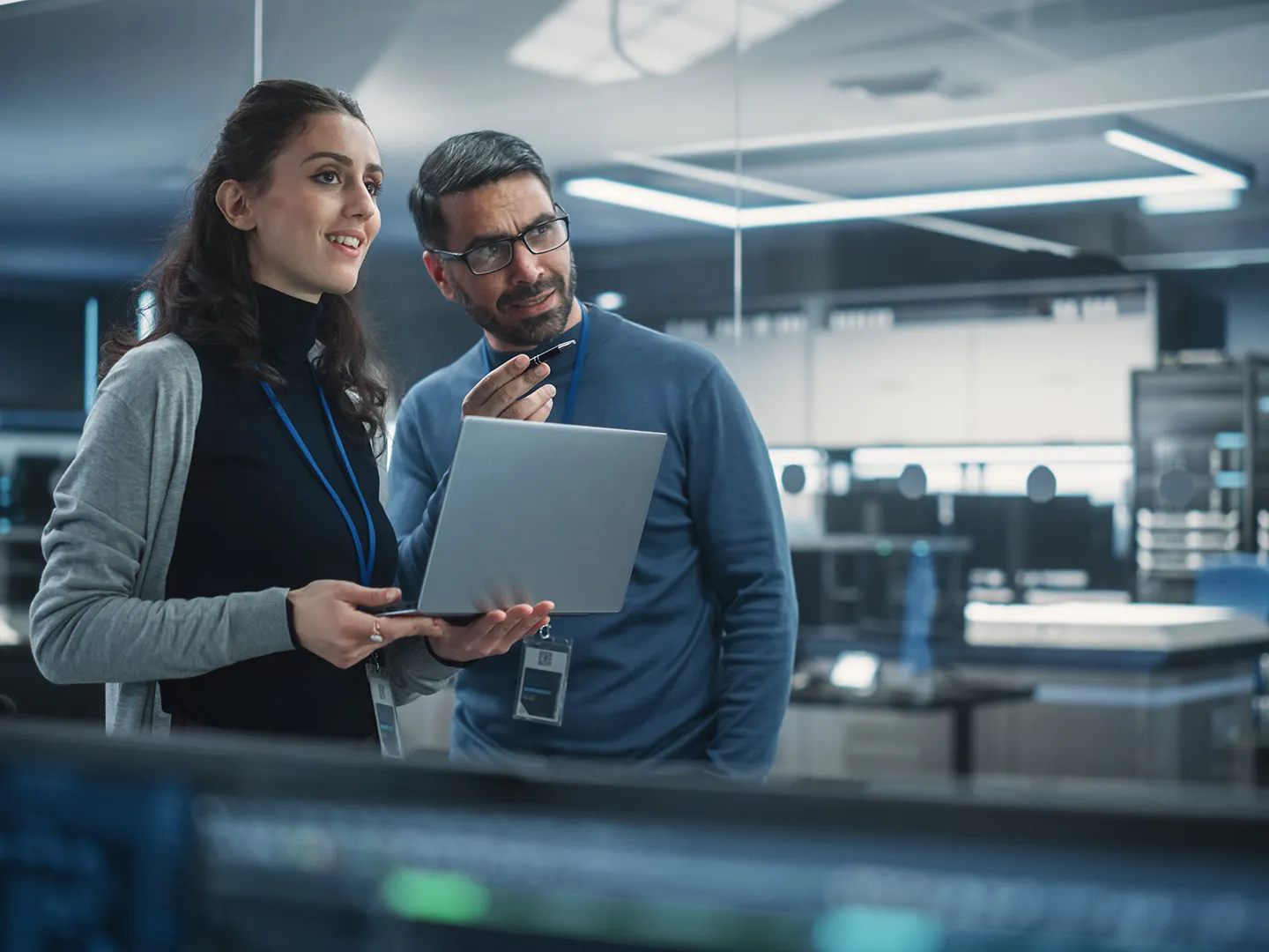 Deux ingénieurs en train de travailler.