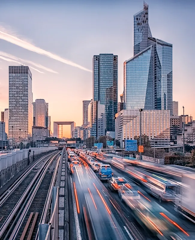 Voiture se dirigeant vers le quartier de la Défense à Paris.