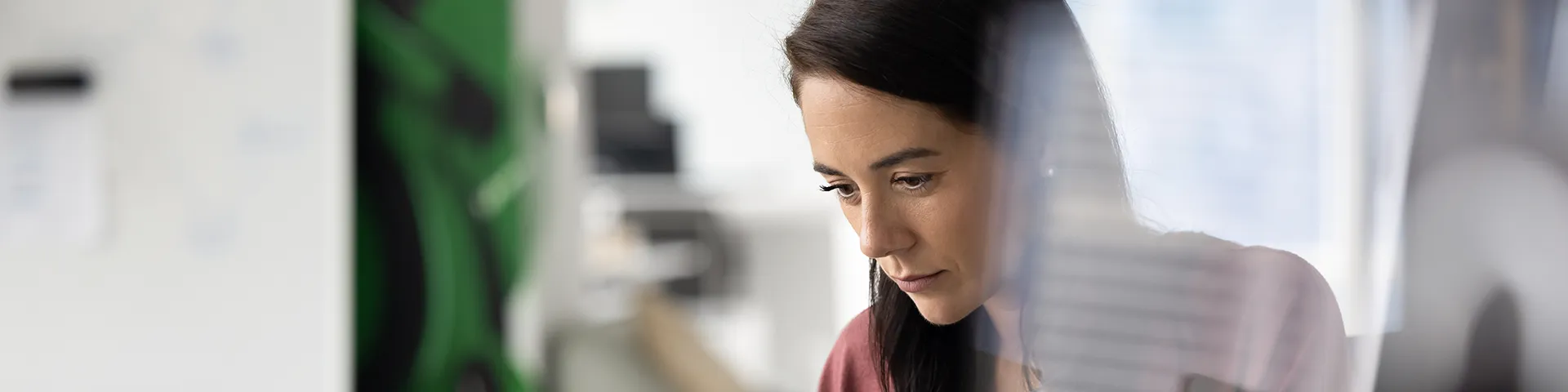 Femme devant un ordinateur.