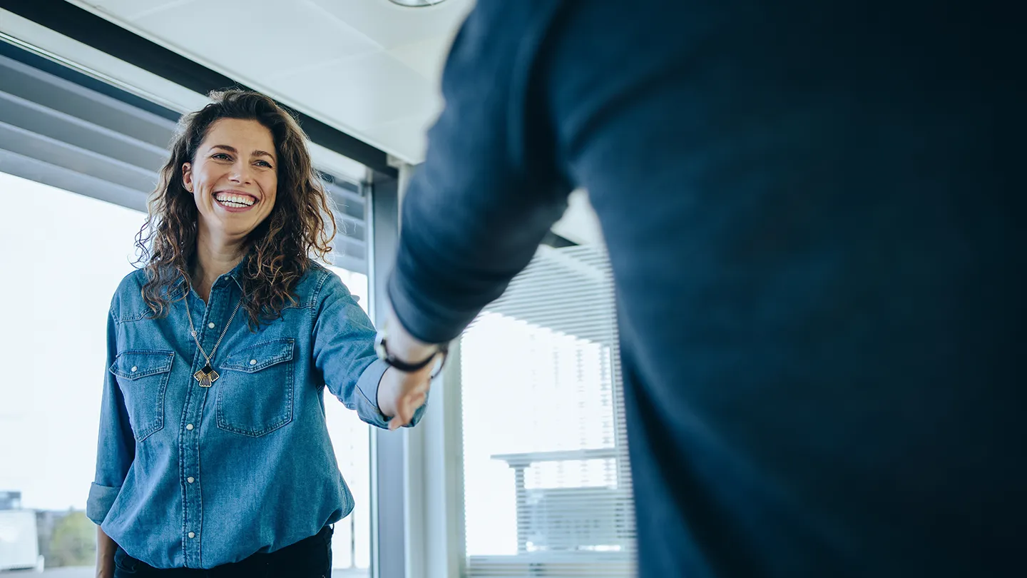 Deux personnes se serrant la main.