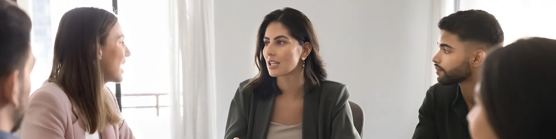 Équipe échangeant lors d'une réunion.