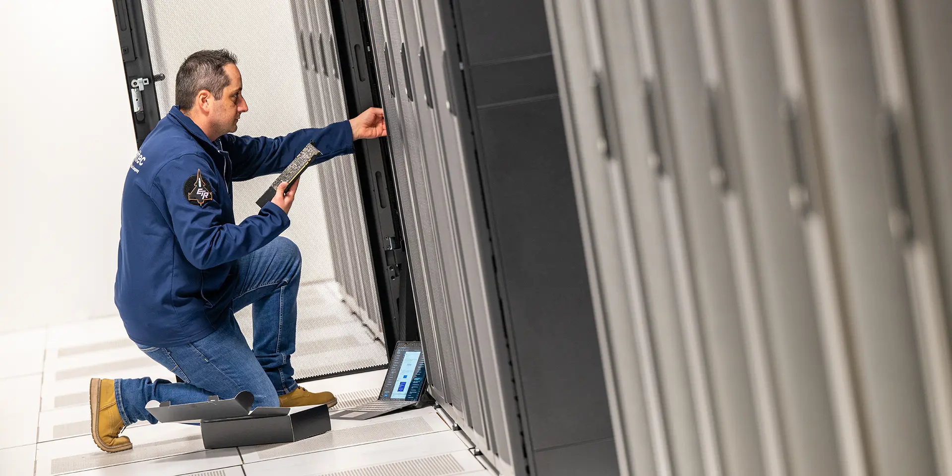 Technicien dans une salle serveur.