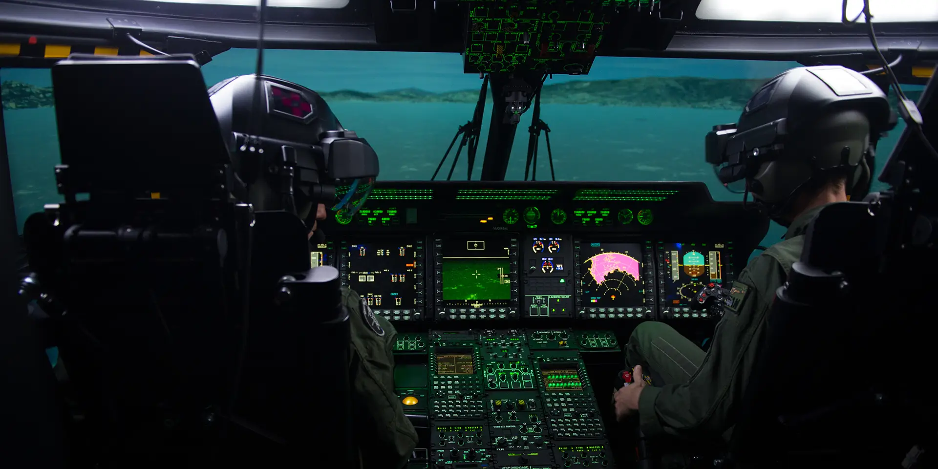Photo de deux agents dans un simulateur de vol et d'entraînement Sogitec
